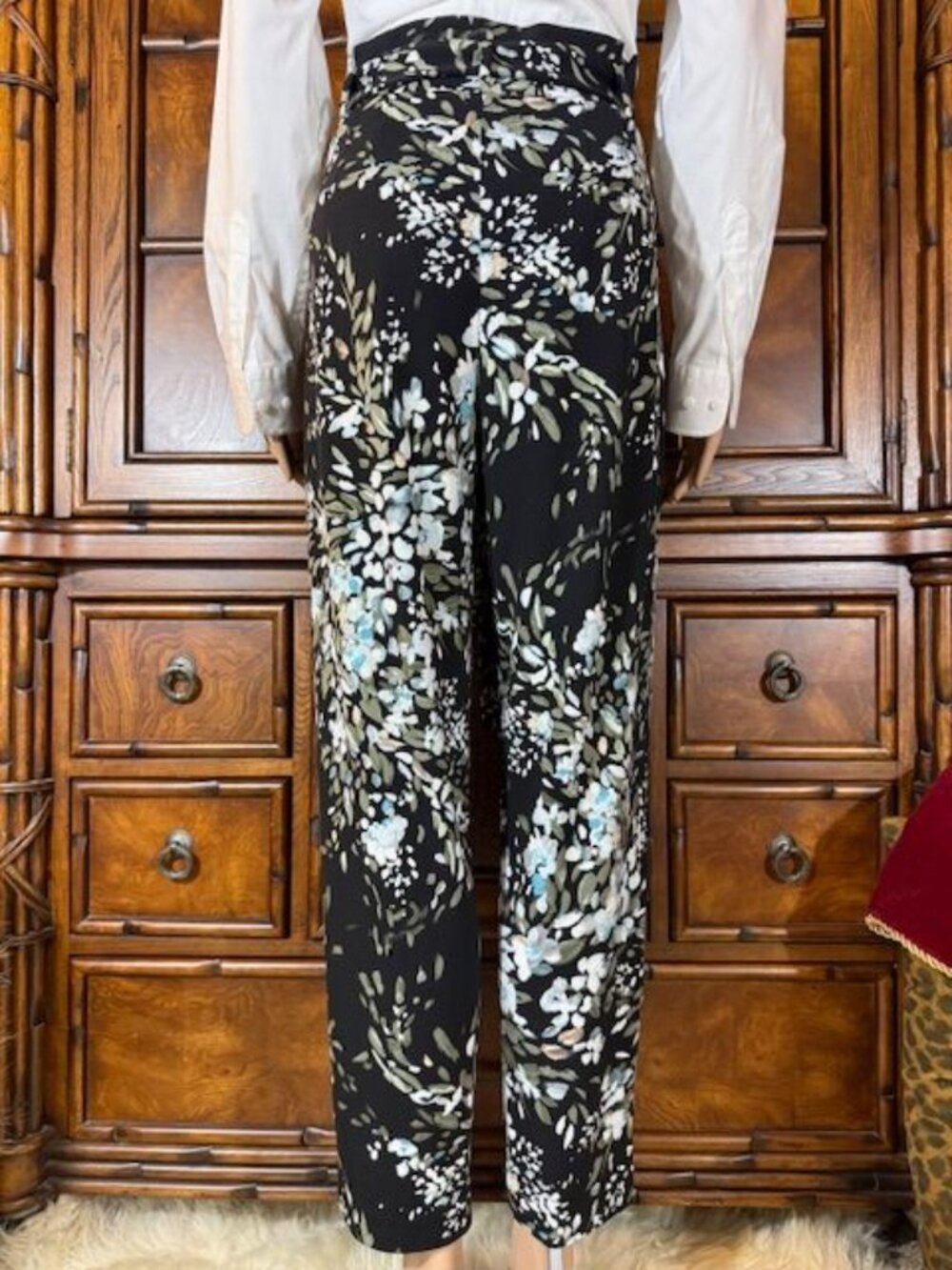 White House Black Market Aqua Floral Pleat Waist Belted 'The Tapered Ankle' Pant - Picture 3 of 13